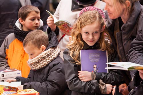 petits et grands se bousculent pour rencontrer leurs auteurs préférés petits et grands se bousculent pour rencontrer leurs auteurs préférés